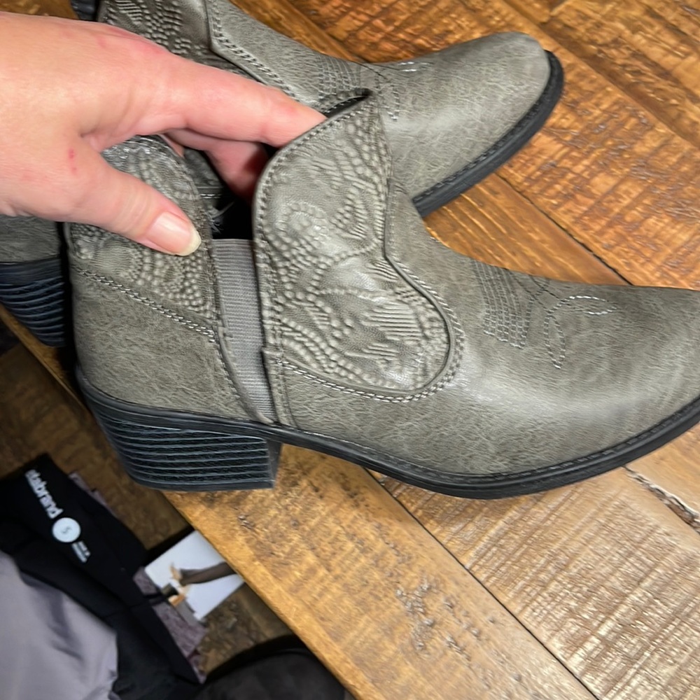 Easy Street low boots 81/2